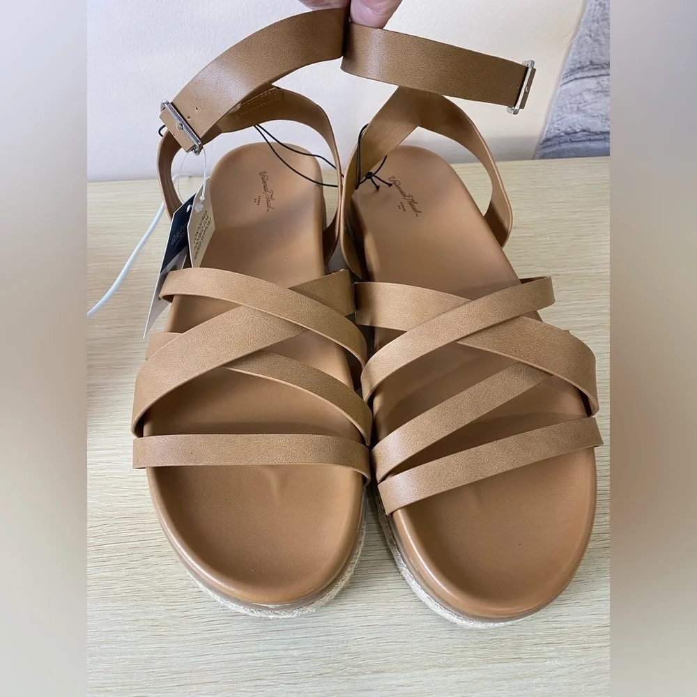 Universal Thread Tan Cognac Vegan Leather Strappy Platform Sandals size 11 NEW - Picture 4 of 10